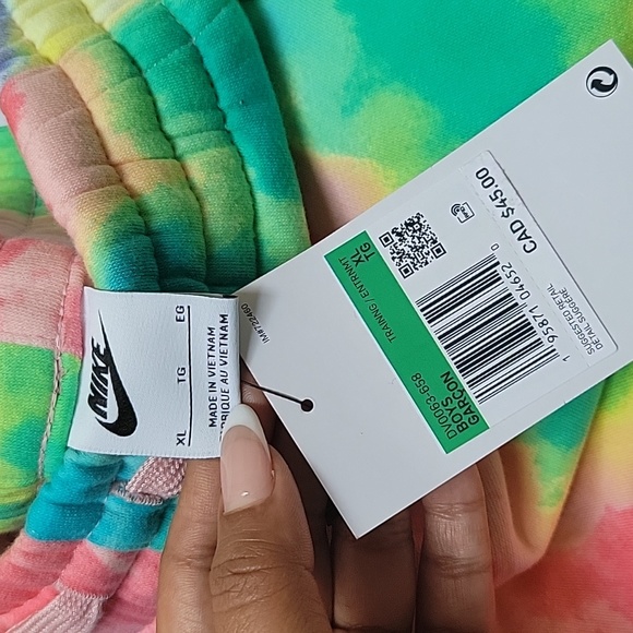 Nike Standard Fit Shorts, Boys XL (Women's Small) multi color - Picture 4 of 4